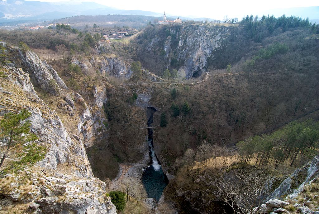 Škocjan,_Divača_-_naravni_most_med_Veliko_in_Malo_dolino.jpg